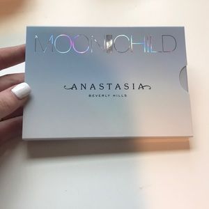 Anastasia Beverly Hills Moon Child glow kit